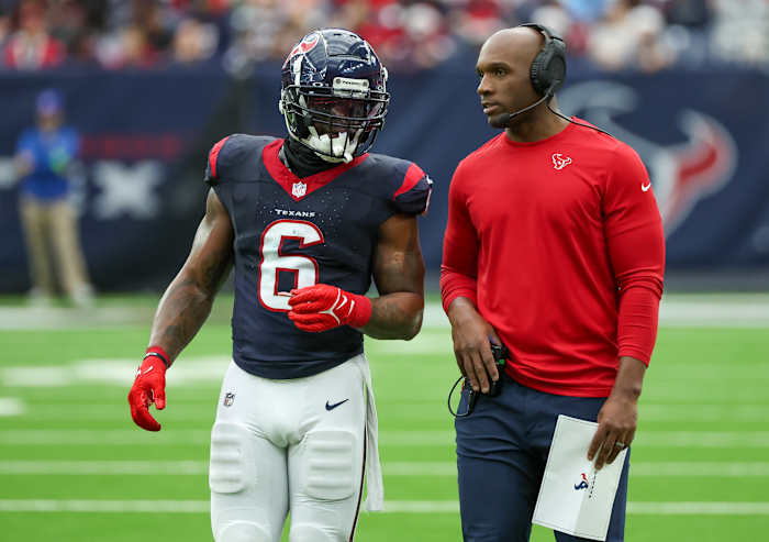 Houston Texans head coach DeMeco Ryans talks send in a play with linebacker Denzel Perryman (6) against the Cleveland Browns in the second half at NRG Stadium.